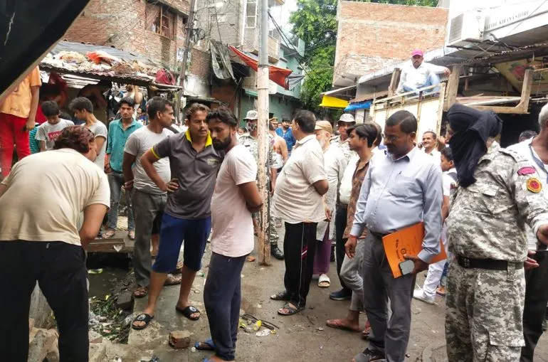 बरेली: नगर निगम की टीम ने नाली से हटवाया अतिक्रमण, लोगों ने किया हंगामा