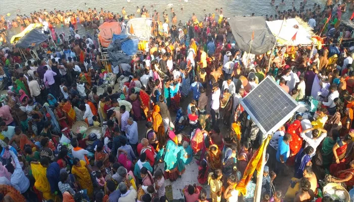 रायबरेली: गुरु पूर्णिमा पर गंगा में लगाई आस्था की डुबकी