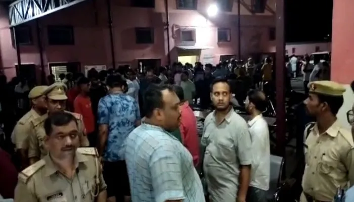 रायबरेली: चलती कार पर पलटा डंपर, पांच लोगों की मौत, तीन घायल