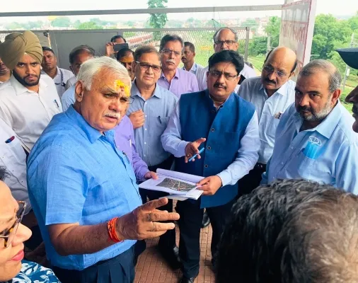 लखनऊ : मुख्य सचिव ने किया काशी व कैंट स्टेशन का निरीक्षण, विकास कार्यों की ली जानकारी