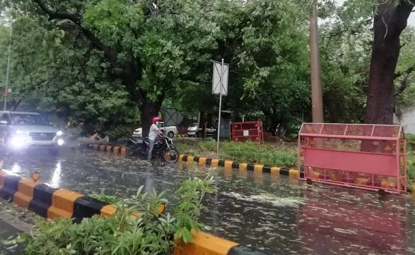 UP Weather: यूपीवासियों को अभी और करना होगा बारिश के लिए इंतजार, जानें- आज के मौसम का हाल