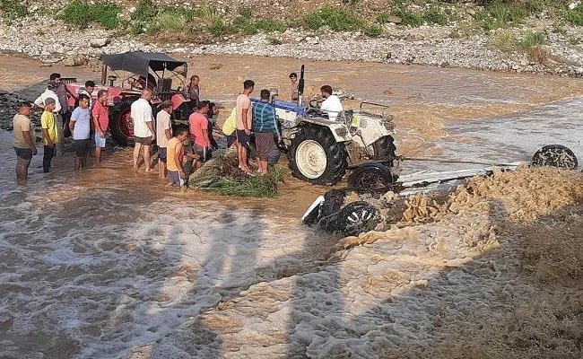 हल्द्वानी: बड़ा हादसा – पानी के तेज बहाव में बही कार, 9 लोगों की मौत