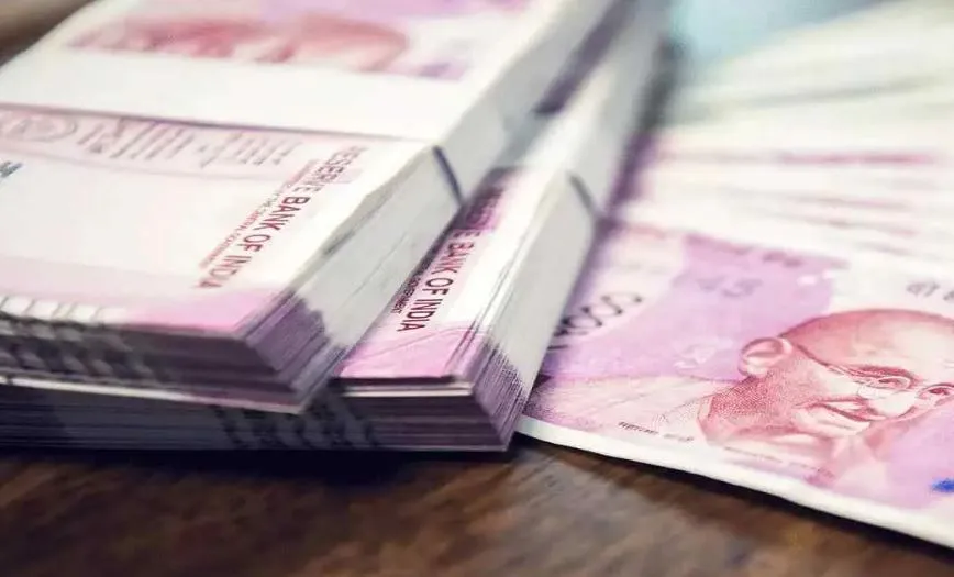 कमजोर होता रुपया