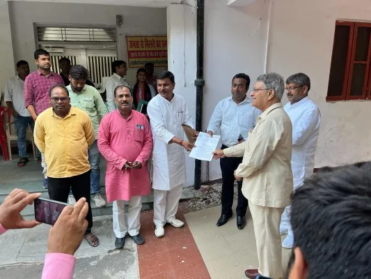 अयोध्या : लेखाधिकारी कार्यालय के खिलाफ प्राथमिक शिक्षकों ने लगाया भ्रष्टाचार का आरोप, सौंपा ज्ञापन