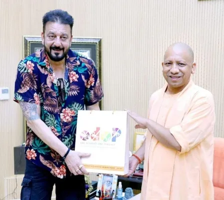 लखनऊ : सीएम योगी से मिले फिल्म अभिनेता संजय दत्त, मिला गिफ्ट