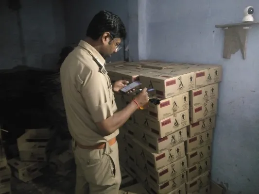 हरदोई : शराब की दुकानों और जिले की सीमा पर आबकारी निरीक्षक ने चलाया चेकिंग अभियान