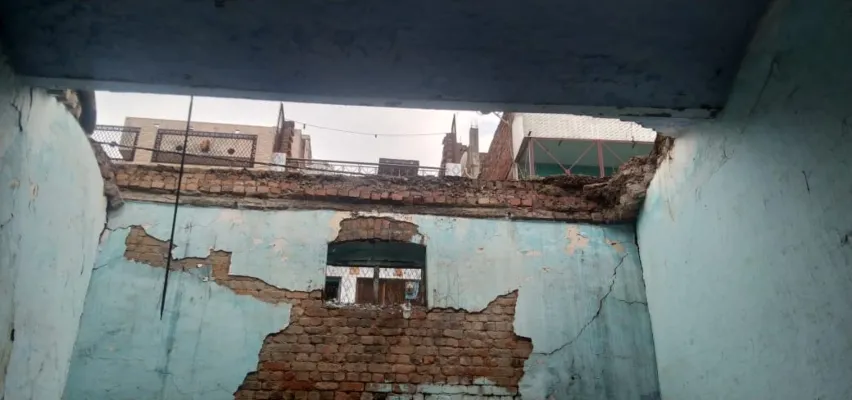 हरदोई : बारिश में गिरी स्कूल की छत, जिम्मेदारों की अनदेखी से हो सकता था बड़ा हादसा