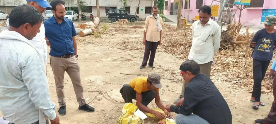 बाराबंकी : निर्माण कार्यों में गड़बड़ी की शिकायत पर भरे गए नमूने