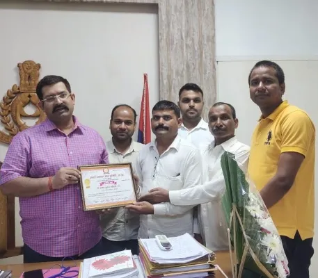 बहराइच : डीएम-एसपी हुए सम्मानित, कर्मचारियों के लिए कही यह बड़ी बात