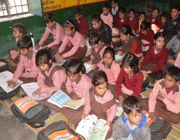 लखनऊ : इस शैक्षिक सत्र में स्कूली बच्चों को फ्री मिलेंगी ड्रेस और किताबें, यूपी सरकार का फैसला