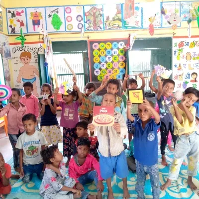 अयोध्या : प्राथमिक विद्यालय में बच्चों ने दिखाई प्रतिभा, खेल-खेल में पहचानी आकृतियां