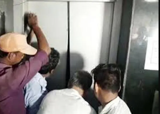 ठाणे में इमारत की लिफ्ट में फंसे सात लोगों को बचाया गया