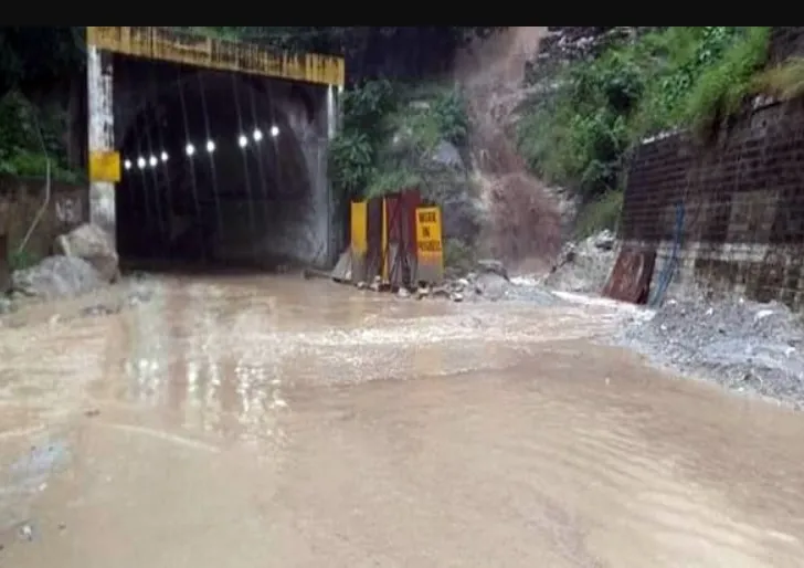 कुल्लू में बादल फटा, कम से कम चार लोगों के बहने की आशंका