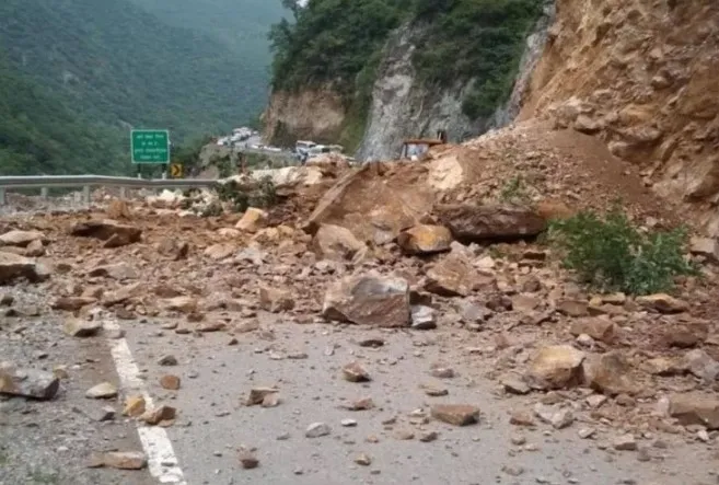 हिमाचल में भूस्खलन से महिला की मौत