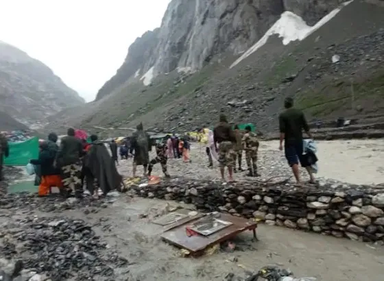अमरनाथ गुफा के पास बादल फटने से 15 लोगों की मौत, कई लापता