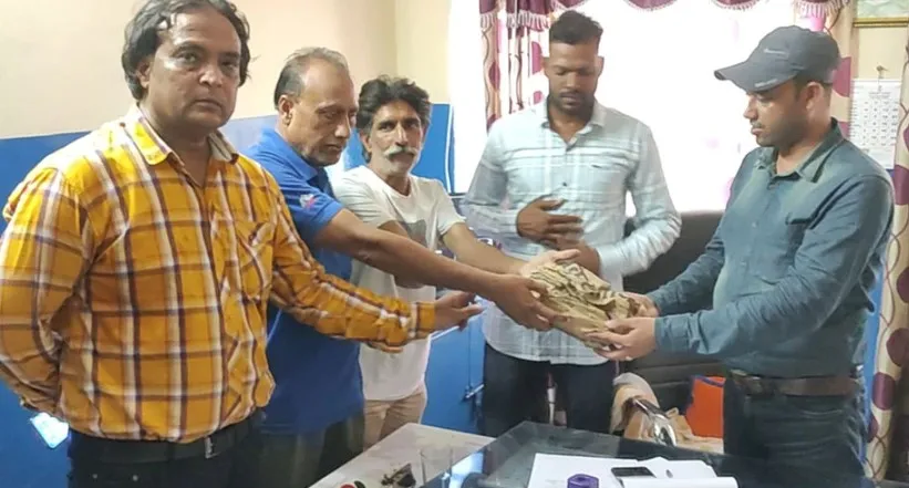 ईमानदारी का उदाहरण, बस परिचालक और चालक ने चार लाख रुपये से भरा बैग यात्री को लौटाया