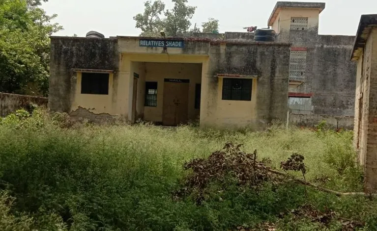 पीलीभीत: पोस्टमार्टम हाउस आने वालों को जर्जर शेड से मिल सकती निजात