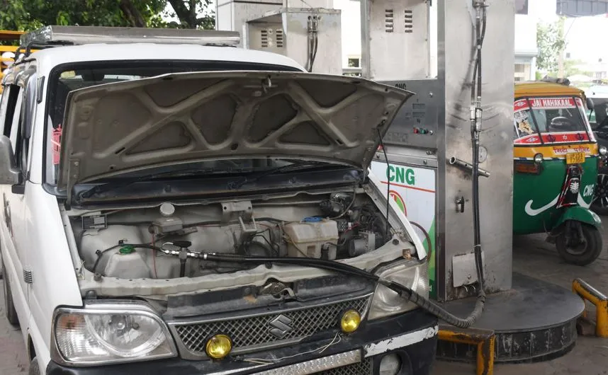 बरेली: 17 हजार वाहनों में सीएनजी किट, हाइड्रो टेस्ट का पता नहीं, आए दिन हो रहीं आग लगने की घटनाएं