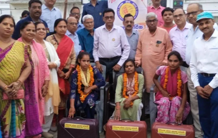 बरेली: जरूरतमंद दिव्यांग महिलाओं को बांटी गईं सिलाई मशीन