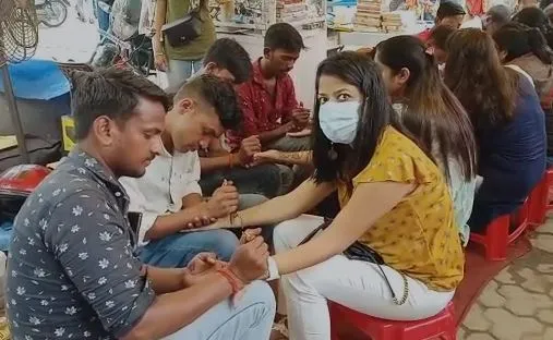 बरेली: सजना है मुझे सजना के लिए, हरियाली तीज की तैयारी को लेकर महिलाओं में उत्साह