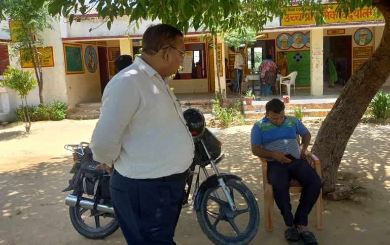 बदायूं: विद्यालय में सोते मिले शिक्षक, बीएसए ने किया निलंबित