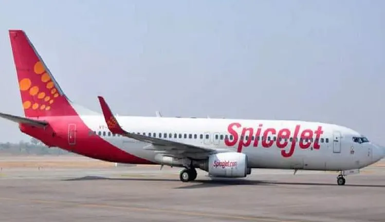 DGCA ने स्पाइसजेट एयरलाइन को कारण बताओ नोटिस किया जारी, पिछले दिनों हुईं खराबी की घटनाओं पर मांगा जवाब