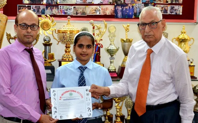 बरेली: एसआर इंटरनेशनल स्कूल की टॉपर सोनी शर्मा बनीं पीसीबी से जिला टॉपर