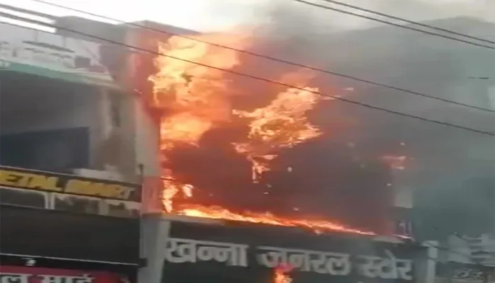 Sultanpur: जनरल स्टोर में शार्ट सर्किट से लगी भीषण आग, इलाके में मची अफरा-तफरी