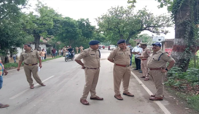 सुल्तानपुर : अधेड़ की लकड़ी के पटरे से मारकर हत्या, SP ने किया घटनास्थल का निरीक्षण