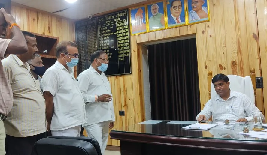 बरेली: 107 चतुर्थ श्रेणी कर्मचारियों के तबादले, सीएमओ से निरस्त करने की गुहार