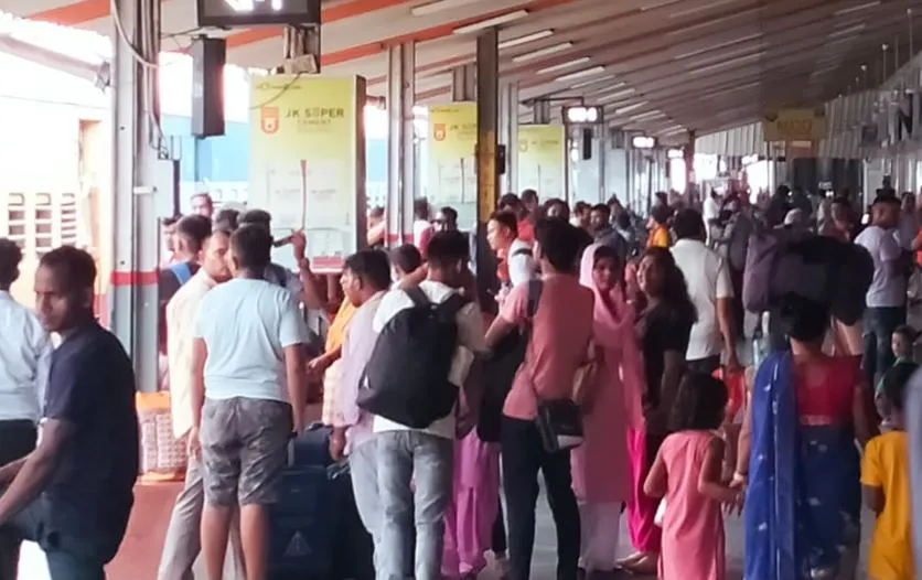बरेली: सुबह तक रहा मालगाड़ी बेपटरी होने का असर, कई ट्रेनें की गईं डायवर्ट, यात्री हुए परेशान
