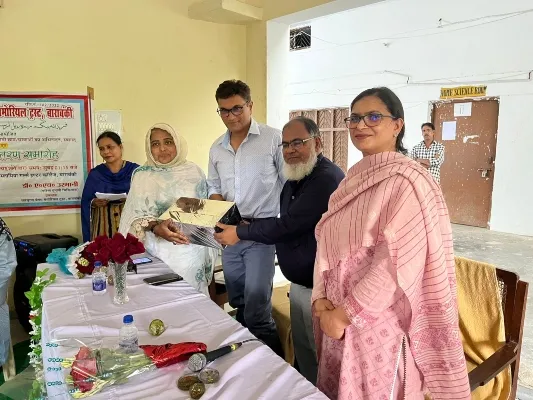 बाराबंकी : सम्मान पाकर खिले मेधावियों के चेहरे, फरजाना बेगम मेमोरियल ट्रस्ट ने मेधावियों को दिया पुरस्कार