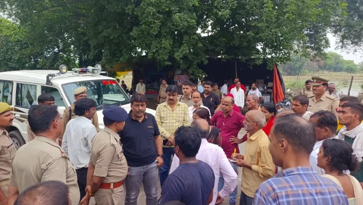 उन्नाव : मजदूर की मौत पर शव रखकर फैक्ट्री गेट पर प्रदर्शन, की मुआवजे की मांग