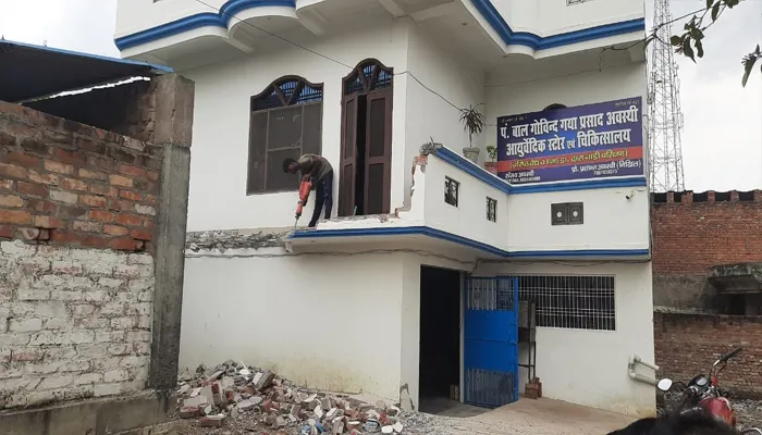 उन्नाव: बाबा के बुलडोजर और CDO के हंटर की दहशत से खुद ही तोड़ लिया अवैध निर्माण