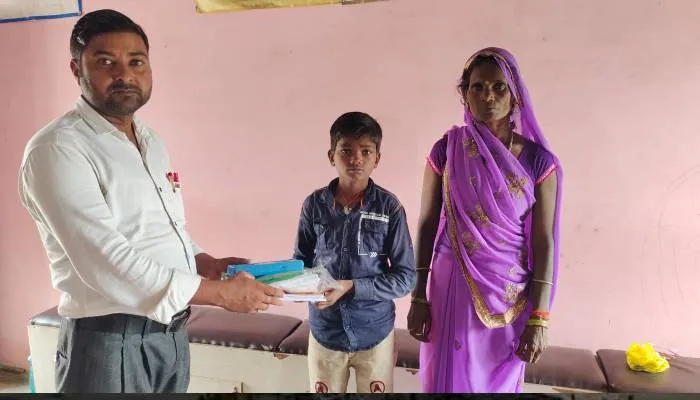 बहराइच: रुपये के अभाव में नहीं रुकेगी श्रीकृष्णा की पढ़ाई, एक निजी स्कूल के प्रबंधक ने छात्र को लिया गोद