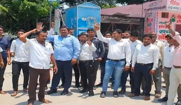अमरोहा: तहसील में फैले भ्रष्टाचार का खेल के खिलाफ वकीलों का प्रदर्शन जारी, 14 जुलाई तक बढ़ाई हड़ताल