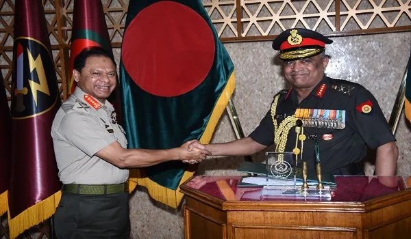भारतीय सेना प्रमुख पहली विदेश यात्रा पर पहुंचे बंगलादेश, एस एम शफीउद्दीन अहमद से की मुलाकात