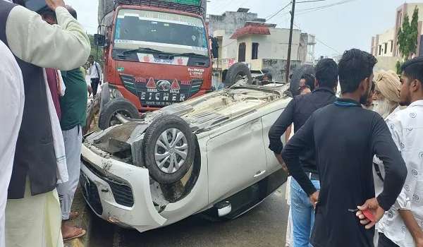 रामपुर: कैंटर की साइड लगने से कार अनियंत्रित होकर पलटी, चालक फरार