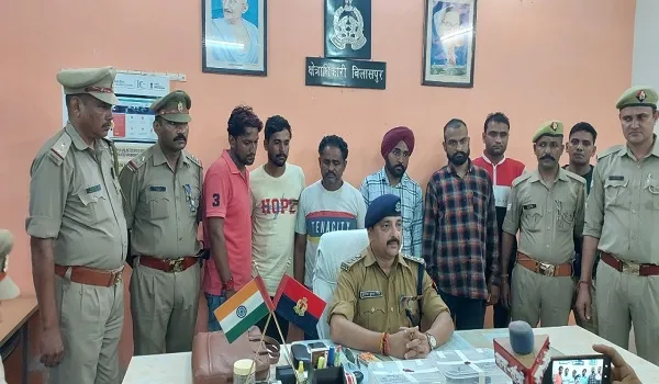 रामपुर: चेकिंग के दौरान पुलिस ने कार से बरामद किए अवैध हथियार, पांच आरोपी गिरफ्तार