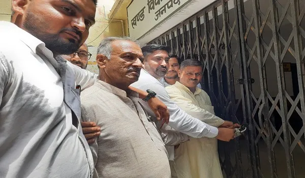 मुरादाबाद : ग्राम प्रधानों ने बीडीओ कार्यालय में जड़ा ताला, सचिवों पर लगाया 15 से 18 फीसदी कमीशन मांगने का आरोप