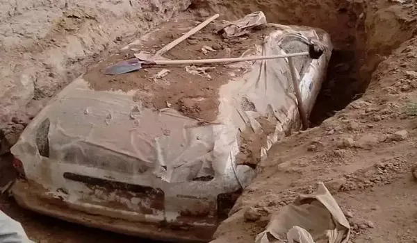 Afghanistan: तालिबान ने खोद निकाली अपने संस्थापक मुल्ला उमर की कार, 21 साल पहले जमीन में की थी दफन