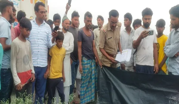 संभल: धान के खेत में मिला अर्धनग्न शव, सनसनी