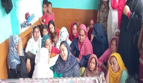 बिजनौर: स्कूली वैन से सड़क पर गिरे चार बच्चे, एक छात्रा की मौत