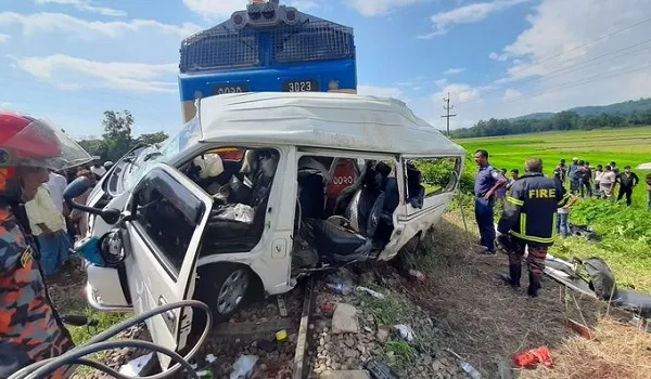 Bangladesh : ट्रेन से टकराई मिनी बस, सात छात्रों समेत 11 की मौत, पांच घायल