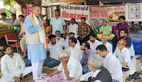मुरादाबाद: जीविका बचाओ आंदोलन समिति के धरने में पहुंचे कांग्रेस जिलाध्यक्ष