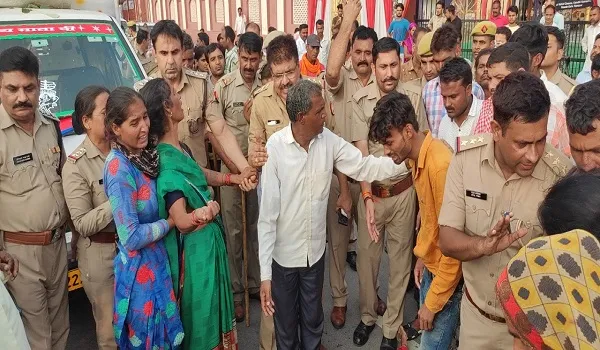 रामपुर: गांधी समाधि पर शव रखकर लगाया जाम, आरोपियों के घरों पर बुलडोजर चलवाने की मांग