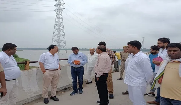 अमरोहा: डीएम ने किया गंगा कटान का निरीक्षण, लापरवाही बरतने पर दी चेतावनी