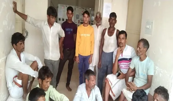 संभल: बिजली नहीं मिलने पर ग्रामीणों ने किया बिजलीघर का घेराव