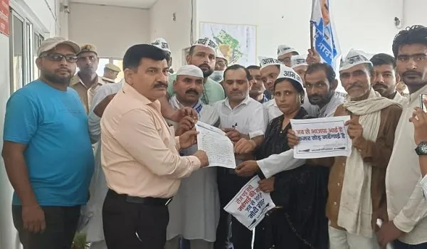 अमरोहा: आप ने महंगाई के विरोध में कलेक्ट्रेट में किया प्रदर्शन,  सरकार के खिलाफ की नारेबाजी