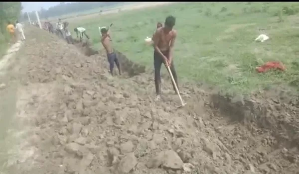 अमरोहा: ग्राम प्रधान व रोजगार सेवक पर मजदूरों का शोषण करने का आरोप